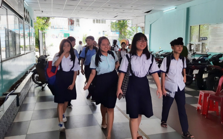 10 giờ, thí sinh hoàn thành thi môn Toán và bước ra khỏi điểm thi Trường THCS Colette, quận 3, TP Hồ Chí Minh. anh_2_26-1594966619588.jpg