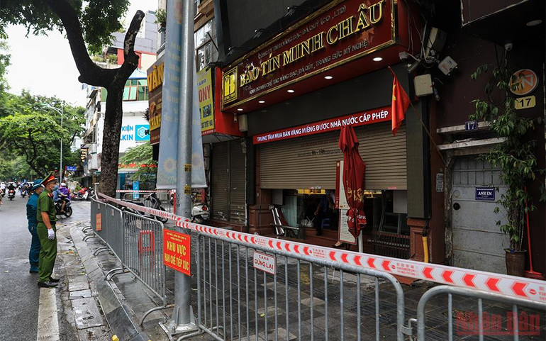 Phong tỏa dãy phố Trần Nhân Tông do liên quan đến ca nghi nhiễm Covid-19 mới -0