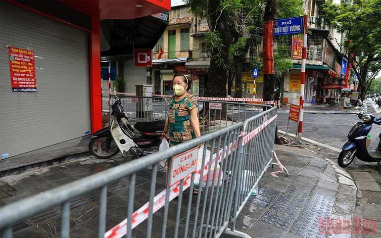 Phong tỏa dãy phố Trần Nhân Tông do liên quan đến ca nghi nhiễm Covid-19 mới -0