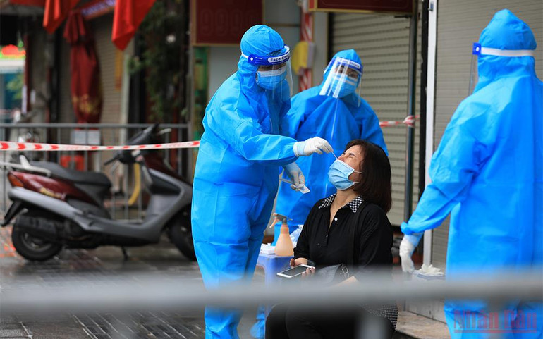 Phong tỏa dãy phố Trần Nhân Tông do liên quan đến ca nghi nhiễm Covid-19 mới -0