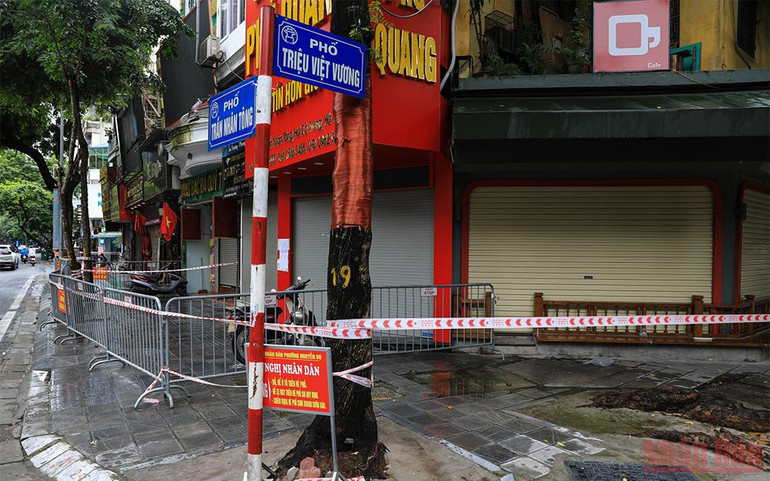 Phong tỏa dãy phố Trần Nhân Tông do liên quan đến ca nghi nhiễm Covid-19 mới -0