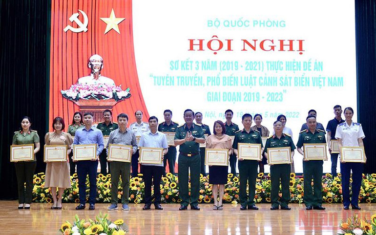 Thượng tướng Võ Minh Lương trao Bằng khen của Bộ Quốc phòng tặng các tập thể, cá nhân, vì đã có thành tích trong thực hiện Đề án. Góp phần nâng cao nhận thức, ý thức chấp hành pháp luật trên biển -0
