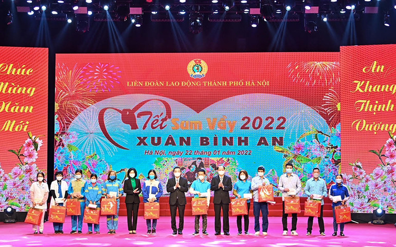 Chủ tịch Ủy ban nhân dân thành phố Chu Ngọc Anh và các đồng chí lãnh đạo thành phố tặng quà cho các công nhân lao động. (Ảnh: Duy Linh) Hà Nội tổ chức chương trình Tết sum vầy -0