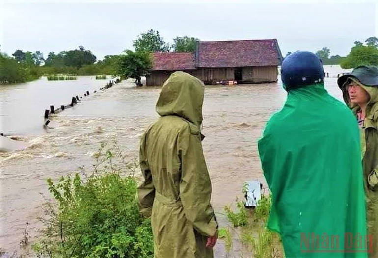 Các đồng chí lãnh đạo huyện Ea Súp kịp thời kiểm tra, chỉ đạo ứng phó với tình hình mưa lũ. mualu3-1634379898373.jpeg