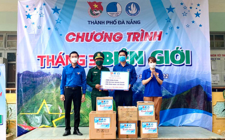 Thăm, tặng quà Đồn Biên phòng Cửa khẩu Nam Giang. Tuổi trẻ Đà Nẵng cùng hành trình “Tháng 3 biên giới” -0