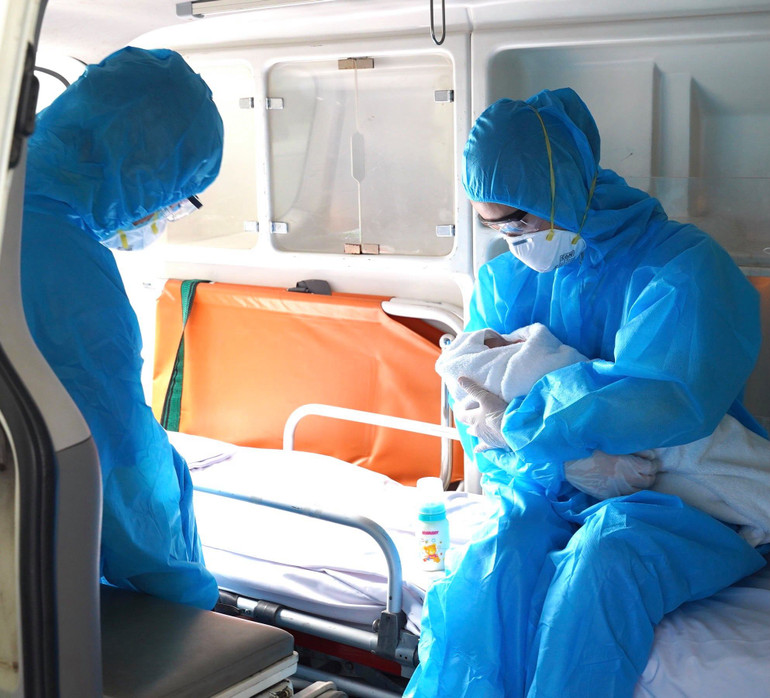 Suy hô hấp nặng, bé gái con sản phụ Covid-19 được cứu sống kỳ tích -0