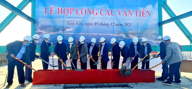 Các đại biểu cùng đổ mẻ bê-tông cuối cùng chính thức hợp long cầu Vân Tiên thuộc dự án đường cao tốc Vân Đồn-Móng Cái. Hợp long Cầu Vân Tiên thuộc dự án cao tốc Vân Đồn-Móng Cái -0