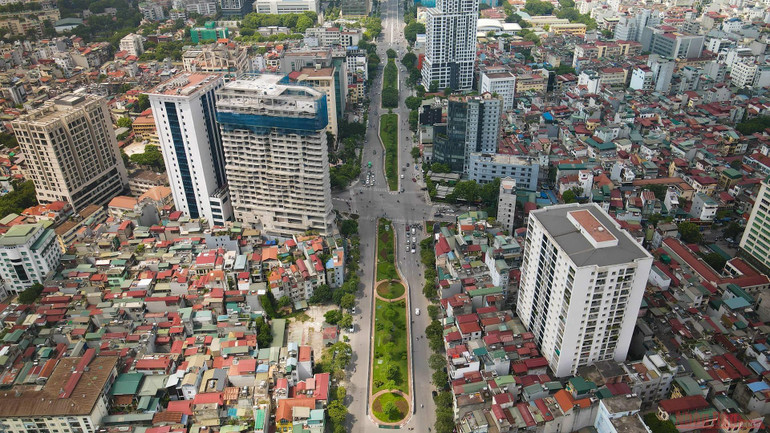 Cận cảnh đường Văn Cao - Liễu Giai trước khi thu hẹp dải phân cách mở rộng làn xe -0