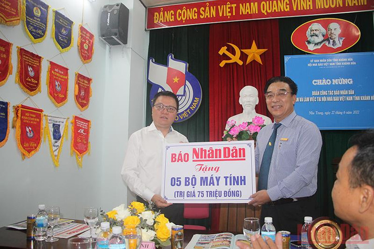 Đồng chí Lê Quốc Minh (bên trái) trao bảng tượng trưng tặng máy vi tính tới đại diện Hội Nhà báo tỉnh Khánh Hòa. Đoàn công tác Báo Nhân Dân làm việc với Hội Nhà báo tỉnh Khánh Hòa -0