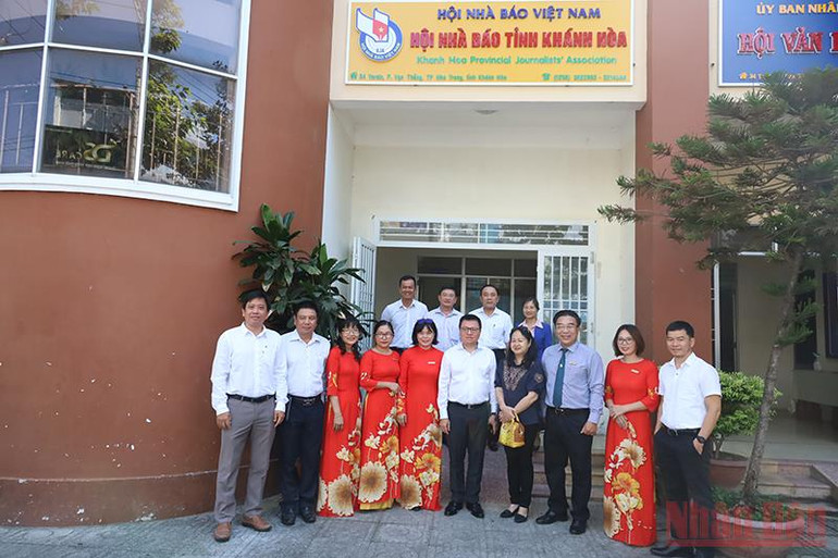 Đồng chí Lê Quốc Minh chụp hình lưu niệm với lãnh đạo, hội viên Hội Nhà báo tỉnh Khánh Hòa. Đoàn công tác Báo Nhân Dân làm việc với Hội Nhà báo tỉnh Khánh Hòa -0