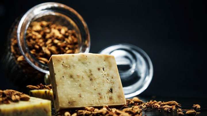 Cột kim loại bí ẩn giữa sa mạc -0