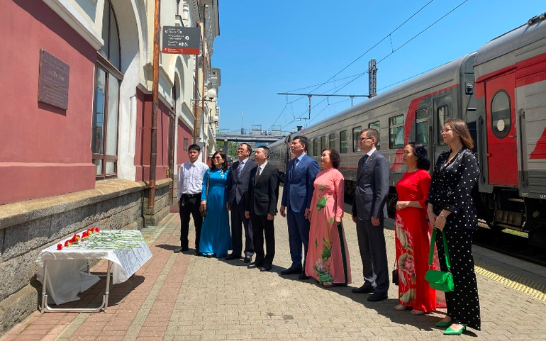 Đặt hoa tại bia lưu niệm ở nhà ga xe lửa Vladivostok. 19-5 vla anh 2.jpg -0