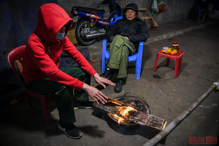 Hà Nội: Người lao động và người vô gia cư căng mình chống chọi với giá rét -0