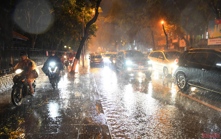 Hình ảnh nhiều tuyến phố ở Hà Nội ngập, ùn tắc do mưa lớn -0