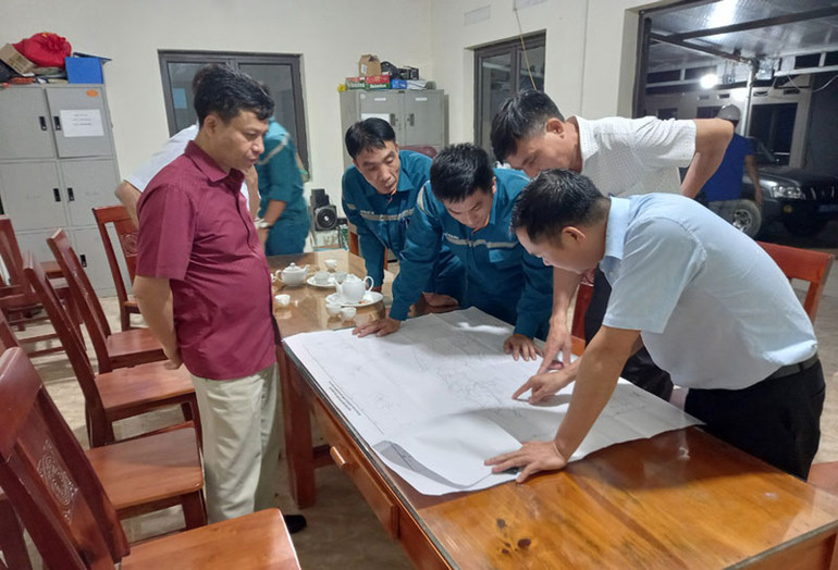 Các chuyên gia nghiên cứu tìm giải pháp cứu hộ. Nỗ lực tìm kiếm người mất tích do sạt lở ở mỏ vàng Pác Lạng -0