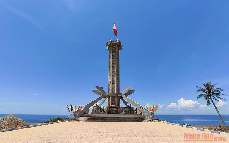 Đây là một trong những cột cờ được xếp vào loại lớn trên các đảo ven biển Việt Nam. Cột cờ trên đảo Cồn Cỏ cao 38,8m với lá Quốc kỳ rộng 24m2 (Ảnh: MINH DUY) Cồn Cỏ - đảo nhỏ thanh bình giữa biển Đông -0
