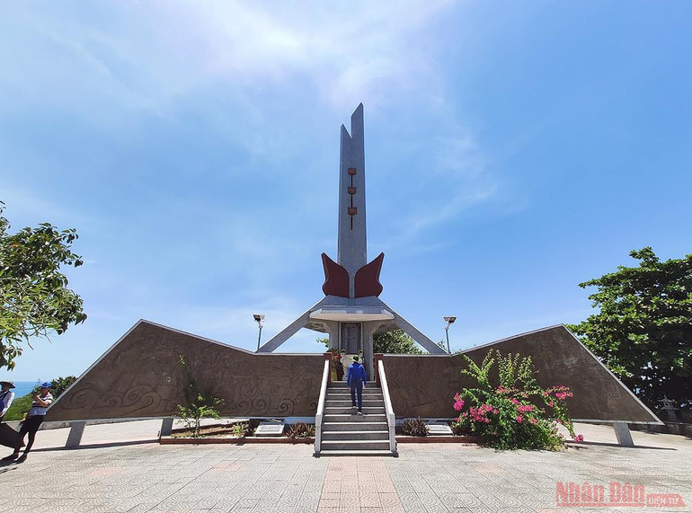 Đài tưởng niệm – đồi 37 tôn vinh những chiến sĩ đã anh dũng đã hy sinh để bảo vệ biển đảo Tổ Quốc. (Ảnh: DUY MINH) Cồn Cỏ - đảo nhỏ thanh bình giữa biển Đông -0