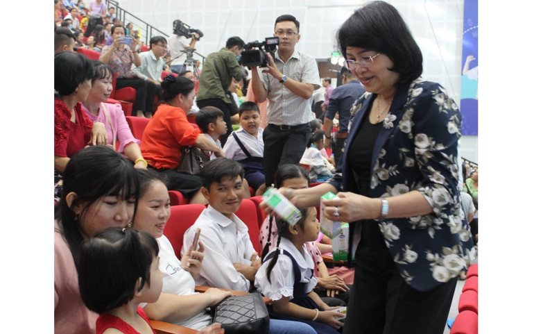 Phó Chủ tịch nước Đặng Thị Ngọc Thịnh dự Ngày hội Sữa học đường tại Vĩnh Long -0