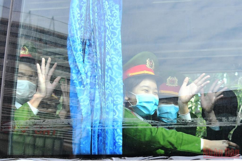 Những chuyến xe yêu thương hỗ trợ sinh viên về quê ăn Tết -0