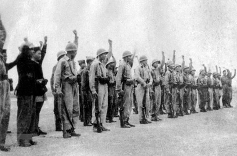 Trung đoàn Thủ đô chính thức được thành lập ngày 7/1/1947, giữa cuộc chiến kéo dài 2 tháng tại Hà Nội mở đầu Toàn quốc kháng chiến. Trong ảnh: Chiến sĩ Trung đoàn Thủ đô thề Quyết tử cho Tổ quốc quyết sinh để giữ vững Thủ đô. (Ảnh: Tư liệu/TTXVN) 75 năm toàn quốc kháng chiến: Quyết tử cho Tổ quốc quyết sinh -0