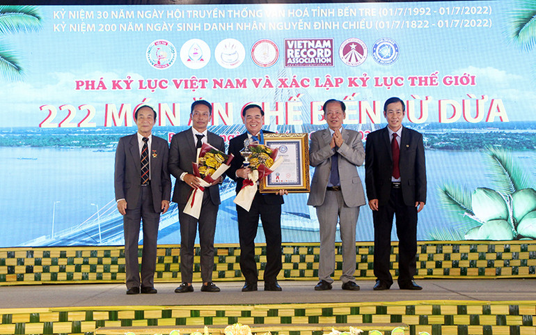Trao bằng xác lập kỷ lục thế giới. Bến Tre lập kỷ lục thế giới với 222 món ăn từ Dừa -0