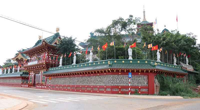 Quang cảnh bên ngoài Chùa Minh Thành, thành phố Pleiku, tỉnh Gia Lai. Chùa Minh Thành đẹp cổ kính giữa lòng phố núi Pleiku -2