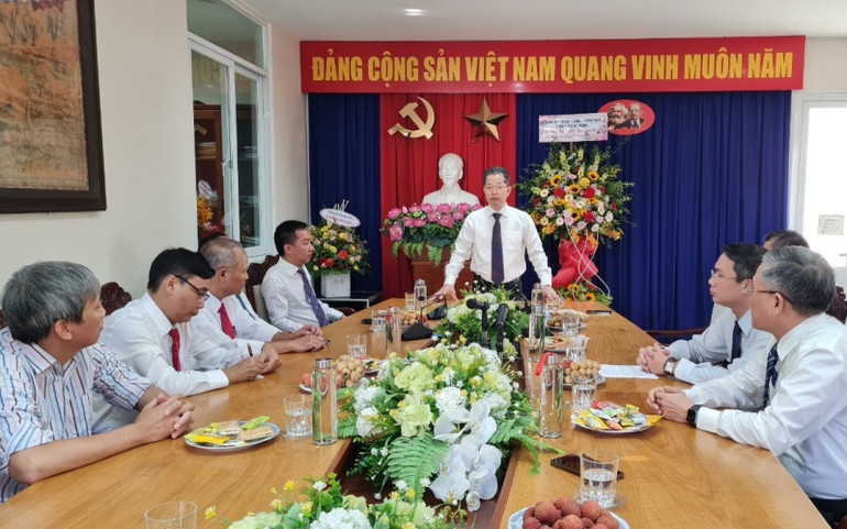 Đồng chí Nguyễn Văn Quảng: “Mong muốn báo chí tiếp tục đồng hành, hỗ trợ cho thành phố trên mọi lĩnh vực hoạt động, nhất là trong tuyên truyền, định hướng dư luận”. Bí thư Thành ủy Đà Nẵng Nguyễn Văn Quảng thăm, chúc mừng Cơ quan Thường trực báo Nhân Dân tại Đà Nẵng -0
