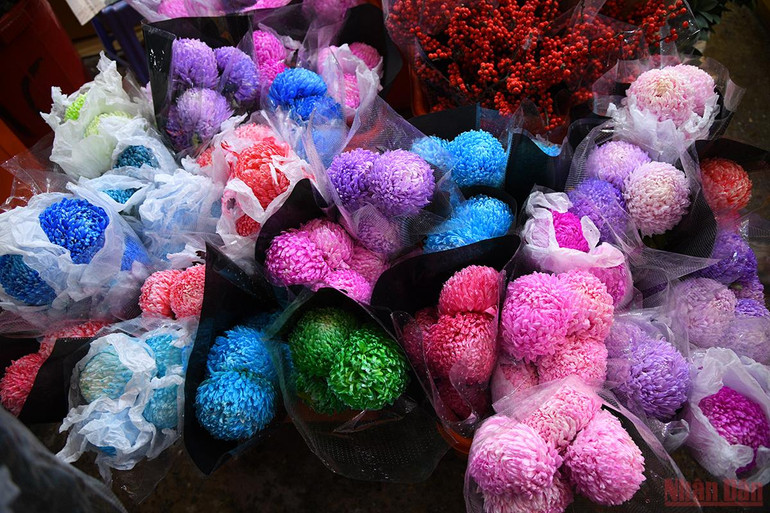 Tấp nập không khí người dân chen chân đi chợ hoa đêm lớn nhất Hà Nội ngày cận Tết -0