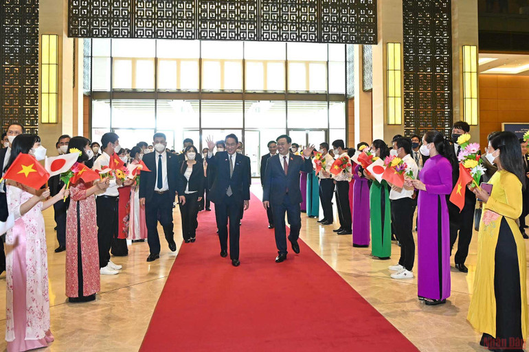 Chủ tịch Quốc hội Vương Đình Huệ hội kiến Thủ tướng Nhật Bản Kishida Fumio -0