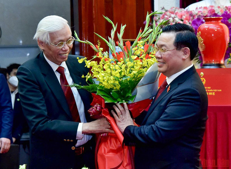Chủ tịch Quốc hội Vương Đình Huệ tặng hoa chúc mừng GS Lê Văn Truyền, nguyên Thứ trưởng Y tế, Chủ tịch Hội đồng cấp phép thuốc. Chủ tịch Quốc hội Vương Đình Huệ thăm, chúc mừng các bác sĩ, nhân viên y tế -0