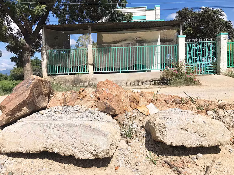 Sớm sửa chữa lại đường, bảo đảm an toàn giao thông cho người dân -0