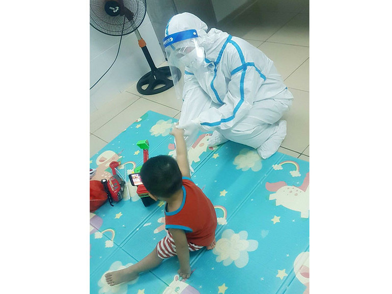 Thăm khám cho bệnh nhi nhỏ tuổi.