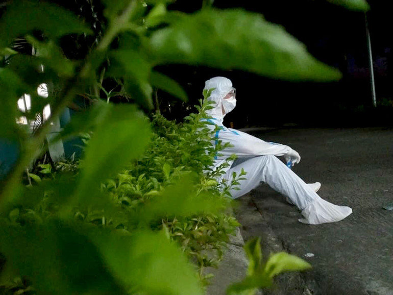 Phút nghỉ ngơi hiếm hoi giữa đêm.