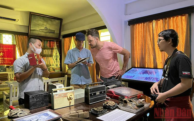 Anh Nguyễn Văn Duyên giới thiệu với các du khách nước ngoài về các kỷ vật tại Bảo tàng Biệt động Sài Gòn (số 145 Trần Quang Khải). Thành phố Hồ Chí Minh giữ gìn, phát huy giá trị các địa chỉ đỏ -0