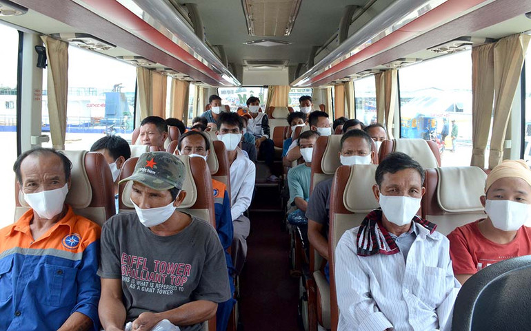 Bình Thuận đưa 25 ngư dân trên tàu cá bị nạn về quê -0