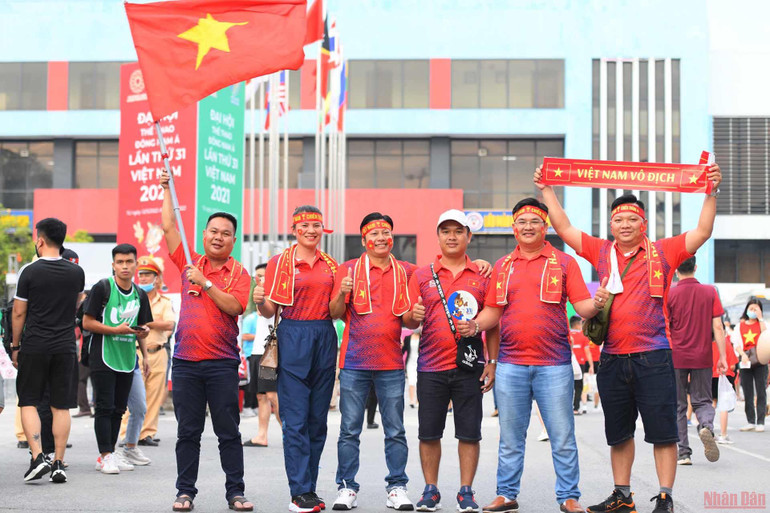Cổ động viên bên ngoài sân Cẩm Phả sẵn sàng để tiếp lửa cho thầy trò HLV Mai Đức Chung. (Ảnh: THÀNH ĐẠT) Đội tuyển nữ Việt Nam - Thái Lan: Kỳ phùng địch thủ -0