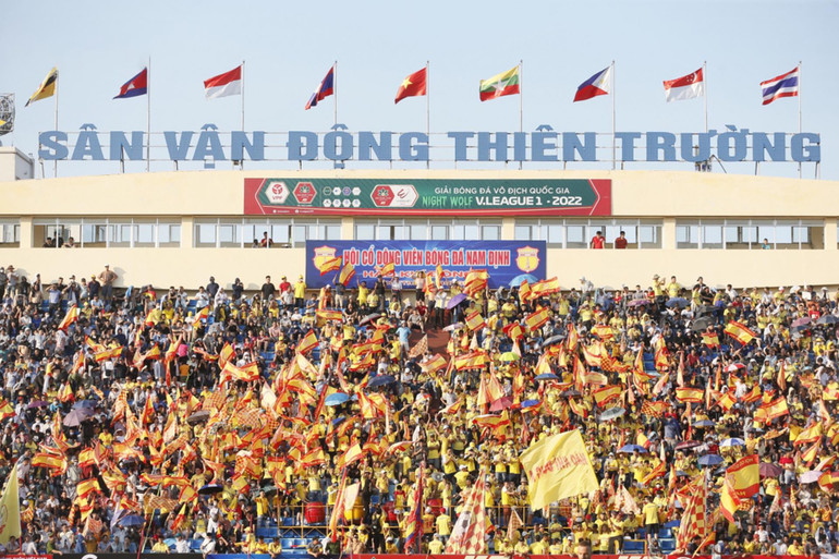 Sôi động ngày V-League trở lại -0