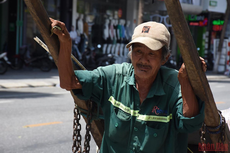 Lao động dưới trời nắng nóng gay gắt -0