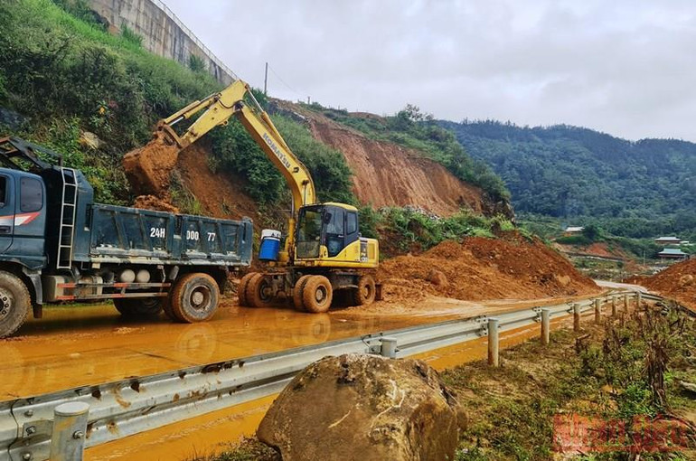 Lực lượng cứu hộ tập trung bốc xúc đất đá sạt lở, vùi lấp mặt đường tỉnh lộ 155 để thông xe từ thị xã Sa Pa đi tỉnh Lai Châu. Đã thông xe tuyến đường tránh từ Sa Pa đi tỉnh Lai Châu -0