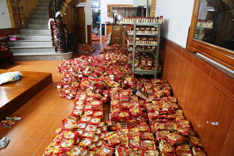 Thu giữ hơn 1.200 bánh trung thu không rõ nguồn gốc -0