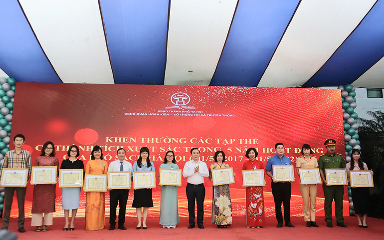 Thành phố Hà Nội khen thưởng các đơn vị có thành tích xuất sắc tại Phố Sách. 5 năm Phố Sách Hà Nội: “Chúng tôi vừa học vừa làm” -0