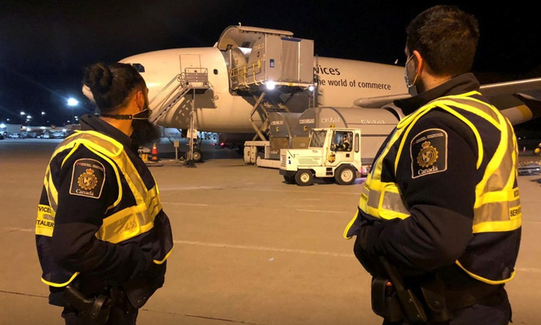 Lô vaccine ngừa Covid-19 đầu tiên đến Canada, cuộc chiến chống đại dịch chưa kết thúc -0