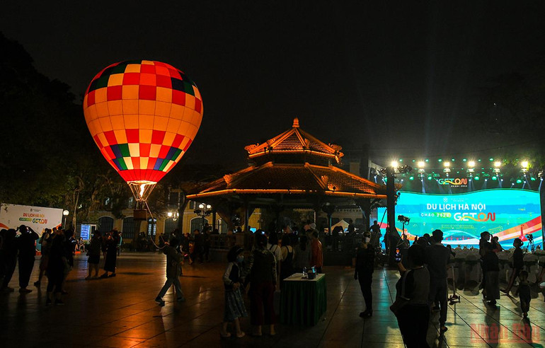 Người Hà Nội vui thích với Lễ hội khinh khí cầu -0