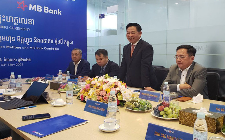 Đại sứ Nguyễn Huy Tăng phát biểu ý kiến tại lễ ký kết giữa 2 doanh nghiệp. (Ảnh: Nguyễn Hiệp) Doanh nghiệp Việt Nam tại Campuchia hỗ trợ nhau cùng phát triển -0