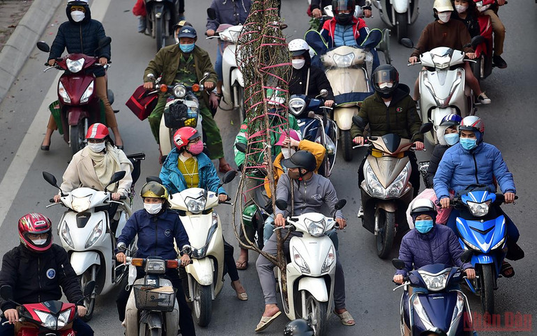 Hà Nội: Người dân lỉnh kỉnh đồ đạc về quê ăn Tết, nhiều tuyến đường ùn ứ -0