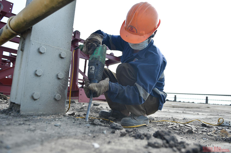 Cận cảnh “đại công trường” sửa chữa, nâng cấp mặt cầu Thăng Long -0