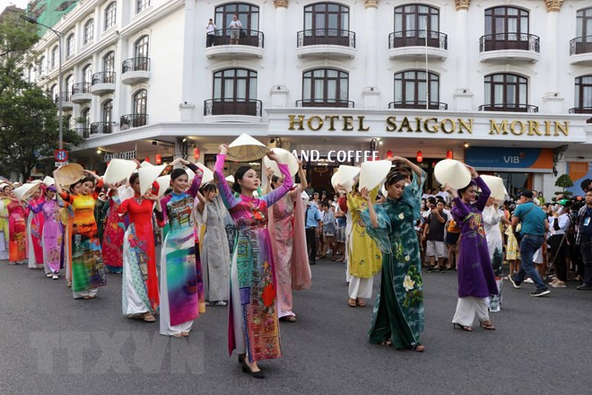 Tà áo dài Việt Nam trên các tuyến phố chính của thành phố Huế. Festival Huế 2022: Rực rỡ sắc màu văn hóa trong lễ hội đường phố -0