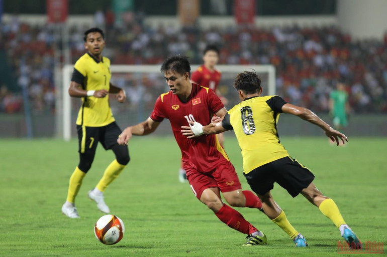 Tại bán kết bóng đá nam SEA Games 31 trên sân Việt Trì tối 19/5, cũng giống như các trận đấu trước, U23 Việt Nam khởi đầu vất vả trước hệ thống phòng ngự nhiều lớp lang của đối thủ. (Ảnh: KHIẾU MINH) Những pha bóng hấp dẫn trong chiến thắng bán kết đầy cảm xúc của U23 Việt Nam -0