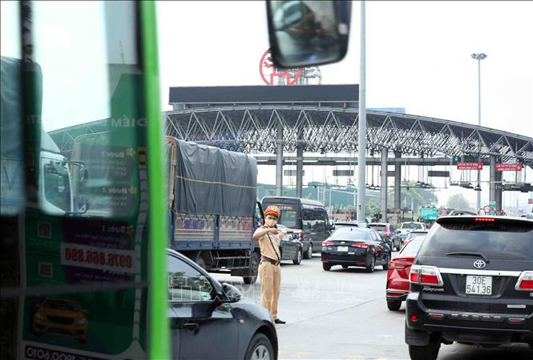 Cửa ngõ Thủ đô ùn tắc kéo dài trong ngày đầu kỳ nghỉ lễ 30/4-1/5 -0