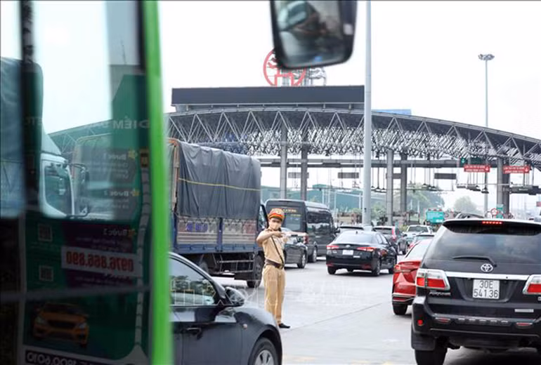 Cửa ngõ Thủ đô ùn tắc kéo dài trong ngày đầu kỳ nghỉ lễ 30/4-1/5 -0